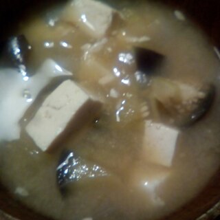 豆腐とナスと玉ねぎの味噌汁